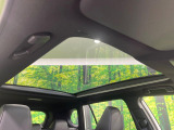 【サンルーフ】開放感たっぷりの希少装備、サンルーフが装着されています!車内に明かりを取り入れたり景色を楽しむ以外にも、車内の空気も簡単に換気できて快適です!
