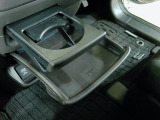 運転席からも助手席からも使いやすい位置に引き出し式ドリンクホルダーとスマホなどを置けるトレイを配置。