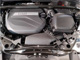 【BMWエンジン】革新的なガソリン・エンジン・テクノロジーによる高性能かつ高効率。レスポンスの良いパワーを発揮。常にスムーズな吸気を実現しアクセル開度にダイレクトに反応しドライビングを楽しく演出。