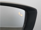 車線変更を支援。ブラインドスポットモニターは、走行中の死角になりやすい自車の斜め後方車両を検知し、ドライバーへ注意を促すことで運転負荷を軽減する機能です。