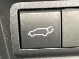【パワーバックドア】スマートキーや運転席のボタンを押すだけでリアゲートが自動で開閉します!荷物を持っている時や、高い位置にあるバックドアを閉める際に便利な機能です♪