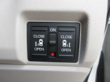 運転席からもスイッチ1つでリヤドアを開閉する事ができます。