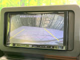 【バックカメラ】駐車時に後方がリアルタイム映像で確認できます。大型商業施設や立体駐車場での駐車時や、夜間のバック時に大活躍!運転スキルに関わらず、今や必須となった装備のひとつです!