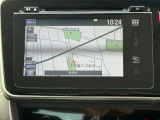純正メモリーナビを装着しています。目的地設定やルート案内もスムーズに行えます。