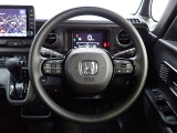 ハンドル左側にはオーディオ操作が出来るオーディオリモートコントロールスイッチ、右側にはHonda SENSINGとオートクルーズコントロールのスイッチを装備!