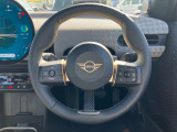左側が運転支援システムの操作スイッチ、右側が電話応対やオーディオ操作スイッチになっています