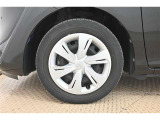【ホイールカバー】純正なので車に似合うデザインになっていますね。スタッドレスタイヤもご相談下さい。
