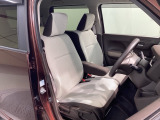 大きなフロントシートでゆったりとドライブ、長距離運転も疲れません♪ハイトアジャスターも付いているのでお好みのポジションを調整できます。