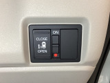 左側電動スライドドアは運転席からでも操作ができるように、ハンドル付近に開閉の操作スイッチが付いています。