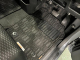 嬉しい純正フロアマット付き♪ 状態も良好です(^^♪