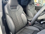 ●レザーシート『高級感や耐久性がありこちらのモデルにも採用されています。レザーは見た目が美しく内装を豪華に演出します。柔らかく肌触りが良く長時間の運転でも快適です。