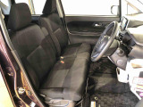 運転席の座面高さを調整できるシートリフターが付いています。フロントシートはベンチシートを採用で、座面も広く使い勝手もいいですよ♪