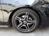 アルミホイールは純正ですが、インチアップしてのアクセサリーとなり。標準ではない為、アルミホイールは認定中古車の保証対象外となります。