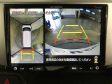 パノラミックビューモニター付きです。車両を上から見たような映像をディスプレイオーディオ画面に表示。運転席からの目視だけでは見にくい、車両周辺の状況をリアルタイムでしっかり確認できます。