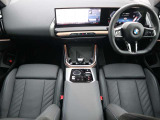 コックピットのセンター・コンソールは、ドライバーに向けて傾けられています。これは、ドライバーを中心に設計されるBMWならではのデザインです!