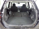 セカンドシートを倒すとさらに広々のラゲッジスペース