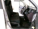 フロントシートはベンチシートタイプ。 センターには格納式アームレストも付いています。室内空間は広々で移動も楽々です。狭い駐車空間など助手席ドアから出たい時にも大変便利ですよ。