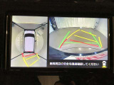 【パノラミックビューモニター】専用のカメラにより、上から見下ろしたような視点で360度車の周囲を確認することができます。