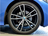 BMW純正アルミホイールです。納車時にはアルミホイールコーティングも承っております!是非ご検討下さいませ。