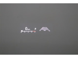 ヘッドアップディスプレイ(HUD)です。運転に必要な情報をフロントガラスの視野内に投影することで視線を外さず確認できます。視線移動や焦点調節が少なくて済むので安全性の向上に貢献します。