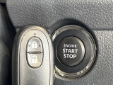 【キーレススタートシステム】カバンやポケットに入れたままでもドアの施錠・解錠が可能なスマートキーを装備。エンジンのオン・オフ時もカギを取り出す必要が無いからとっても便利です♪