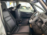 運転席も広々していて乗り心地が良い!視界も良く、車両感覚もつかみやすいため、狭い道でも安心です!