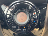 オートエアコンです。温度設定だけであとは自動で風量・温度を調節します。ドライブを快適なものにします。