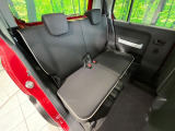 後部座席も気になるようなキズ・汚れやへたり等、大きなダメージはなく、良好な状態です。