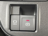 【電動パーキングブレーキ】パーキングブレーキは便利な電動式!ボタン一つで操作でき、アクセルを踏めば自動で解除されます♪レバーやペダルが無いので運転席廻りもすっきりしますね♪