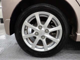 足元をドレスアップしてくれる純正アルミホイール