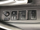 パワーウィンドのスイッチです。運転席に座りながら、助手席や後席の窓を開け閉めできるので大変便利ですよ。