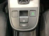 セレクトレバーの下に電子制御パーキングブレーキがあります。スイッチひとつで、停車した地点の傾斜などをシステムが検知・判断してブレーキ力を自動的に最適制御し、しっかり停車できるパーキングシステムです。