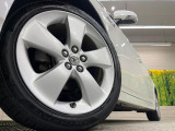 【純正アルミホイール】外観にマッチした純正アルミホイールを装着しております。各種社外アルミホイールや、スタッドレスタイヤも取扱いしております。是非ご相談ください♪