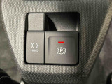 指先だけで簡単に操作が可能な電動パーキングブレーキを採用。「HOLD」スイッチを押すと、渋滞や信号待ちなどでブレーキペダルから足を離しても、ブレーキを保持するので安心です