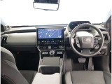 デザインもよく、居心地のよい運転席ですね。分かりやすいスイッチ類ですから操作もしやすく運転をサポートします。ぜひご来店いただき、実際にお座りいただいてステアリングを握ってみてください!