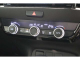 フルオートエアコンが装備されています!お好みの温度設定をするだけでエアコンの風量やモードの切り替えを自動でコントロールしてくれます!ユーザーの操作が少なく燃費走行にもつながります!
