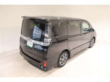 後部座席とリヤはプライバシーガラスになっています。座っている人や置いてある荷物が見えにくくなっているのでプライバシーの確保が出来ます。