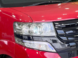 【HIDヘッドライト】非常に明るく前方を照らしてくれるので、悪天候や夜間の走行時も視界良好で安心してお乗りいただけます。
