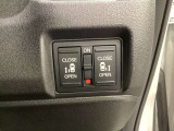 リアドアは乗り降りに便利な両側電動スライドドアです。また運転席に座っていながらスイッチ操作で自在にスライドドアを開け閉めできます。