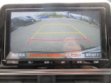 リバースギア連動のバックカメラが付いています。画面に鮮やかに写りますので夜間や雨の日も安心してバックできますね。人気装備の一つです。