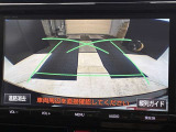 こちらのバックカメラは画面にラインが表示されておりますので、バック時のクルマの進行方向の目安になります。より高いレベルで車庫入れをサポートする、便利な機能ですね。