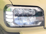 【LEDヘッドライト】悪天候や夜間走行時も良好な視界を確保し安心して運転できる高輝度LEDヘッドライトを装備!点灯速度が早く、消費電力も抑えられています。