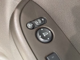 狭い駐車場で便利な電動格納ドアミラーが付いています。
