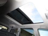 サンルーフ付きです。昼は気持ちよい風を取り入れたり、シェードを開けておくことにより車内が明るくなります。夜はシートを倒せば流れ星が流れたり星がたくさん見えるかも・・わくわくする装備ですね!