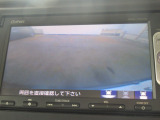 【リアカメラ】リバースに入れるだけで後方の映像が映ります。安全確認や、狭い駐車場での車庫入れ、雨の日や夜間など視界の悪い時に便利です。安全にバックする為には欠かせない装備です。