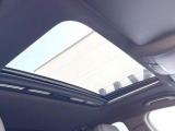 ●サンルーフ:開放感たっぷりの希少装備、サンルーフが装着されています!車内に明かりを取り入れたり景色を楽しむ以外にも、車内の空気も簡単に換気できて快適です!