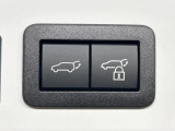 【パワーバックドア】スマートキーや運転席のボタンを押すだけでリアゲートが自動で開閉します!荷物を持っている時や、高い位置にあるバックドアを閉める際に便利な機能です♪