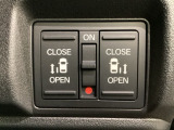 リアドアは乗り降りに便利な両側電動スライドドアです。また運転席に座っていながらスイッチ操作で自在にスライドドアを開け閉めできます。