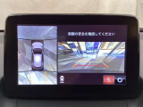 狭い場所での駐車やすれ違いなどでより的確な運転操作に役立つ360&deg;ビューモニターが装備されています。
