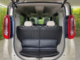 ラゲッジルームは、大容量のスペースを確保。普段のお買い物からレジャーまで、幅広く活躍してくれます!また、リアシートを倒すことでバリエーション豊かにお使いいただけます。